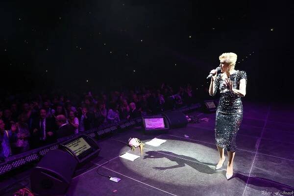 OBRAZEM: Helena Vondráčková slavila v O2 Areně ve velkém stylu