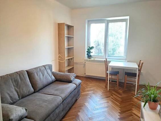 Pronájem bytu 1+kk s balkonem a šatnou na ulici Opletalova