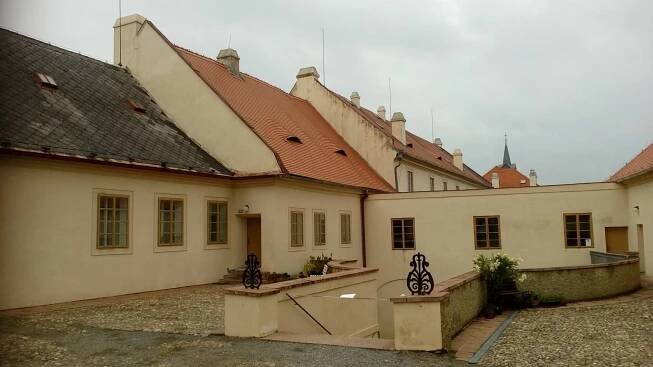 Obec Nižbor u Berouna – Zámek, Hrobka a vyhlášená restaurace Zastávka Nižbor (Hanák) – Cestovatel.cz