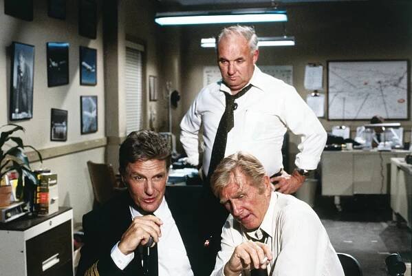 Lloyd Bridges, Robert Stack, and Kenneth Tobey in Pripoutejte se, prosím! (1980)