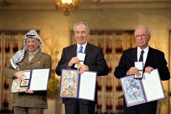 V roce 1994 dostali Nobelovu cenu za mír palestinský vůdce Jásir Arafat, tehdejší izraelský šéf diplomacie Šimon Peres a tehdejší izraelský premiér Jicchak Rabin. Arafatovo ocenění vyvolalo řadu diskuzí.