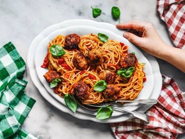 Špagety s rajčatovou omáčkou & masovými koulemi | Cat&Cook