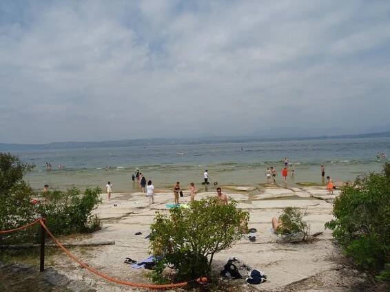 Sirmione - pláž pod kúpeľmi Cattulus