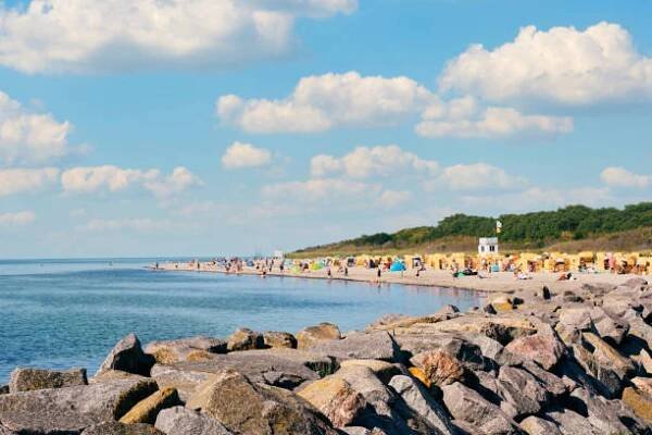 krásná letní dovolená nad pláží u baltského moře v německém ostsee. selektivní zaměření. - rujána - stock snímky, obrázky a fotky