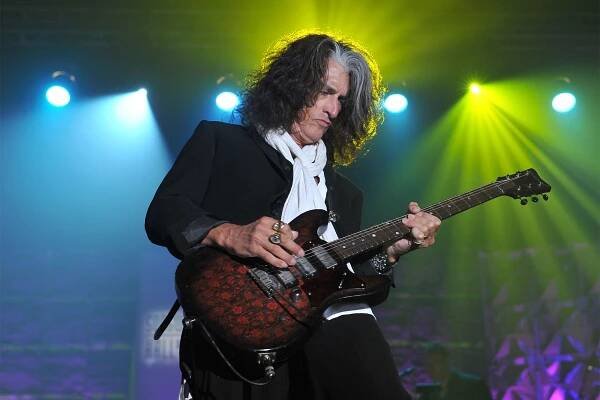 Aerosmith's Joe Perry shreds onstage.
