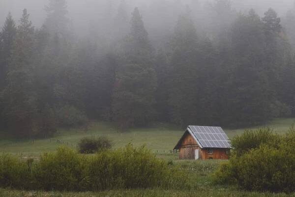 Can You Go Off-Grid With a Solar Energy System? (2023)