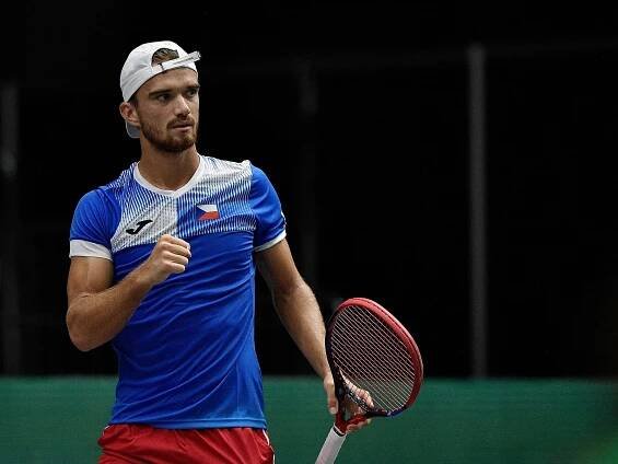 Pravačka, levačka, volej. Lucky loser Macháč senzačně vyškolil Wawrinku