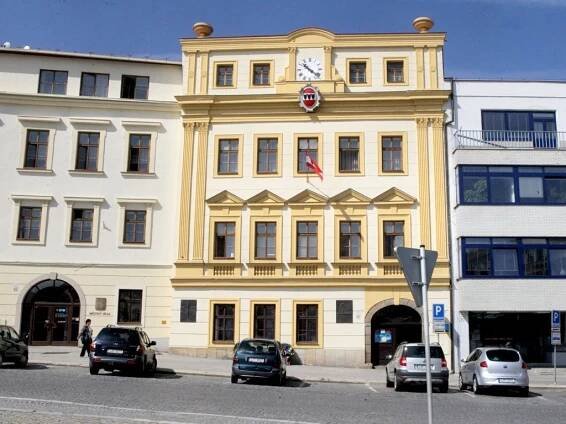 Už nezjistíte, zda je úředník na radnici. Europoslanec Polčák tuto praxi odmítá