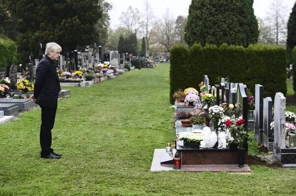 Půl roku od smrti Bartošové: Rychtář na kolejích, policie a tyjátr u hrobu