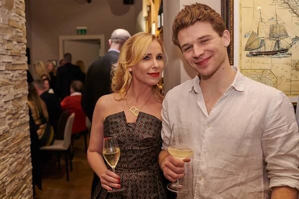 Barbara Bertolini mit Schauspieler Simon Morzé (Kinofilm: "Der Trafikant" - gemeinsam mit Bruno Ganz in der Hauptrolle, SOKO Wien, SOKO Kitzbühel, Die Toten vom Bodensee, ...). Romyauszeichnung als bester Nachwuchsschauspieler 2016 und 2018; New Faces Award 2019