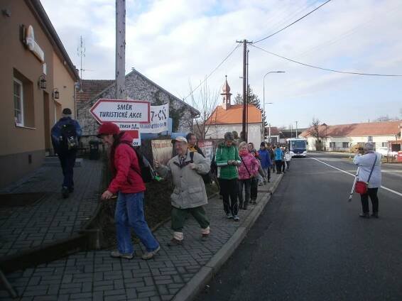 Turisté z Vřesovic vyrazili na pochod. Byl mezi nimi i devadesátiletý Sedlář