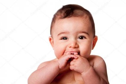 Stáhnout - Krásná tvář šťastné roztomilé dítě dítě rukama v ústech, izolované. — Stock obrázek