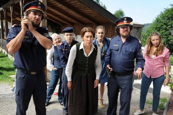 4 ženy a pohřeb - Zahltag (S05E06) (2013) | Tvůrci | ČSFD.cz