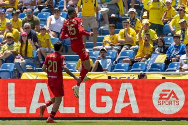Sevilla využila brzkého vyloučení Las Palmas a zvítězila venku podruhé v řadě