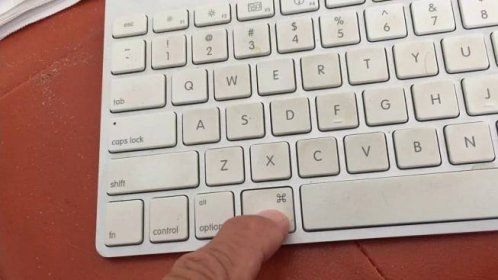 Klávesa Shift na Macu: Zde je na klávesnici Apple.