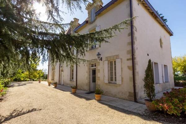 Chateau accommodation, pool, tennis. Bordeaux Bergerac France