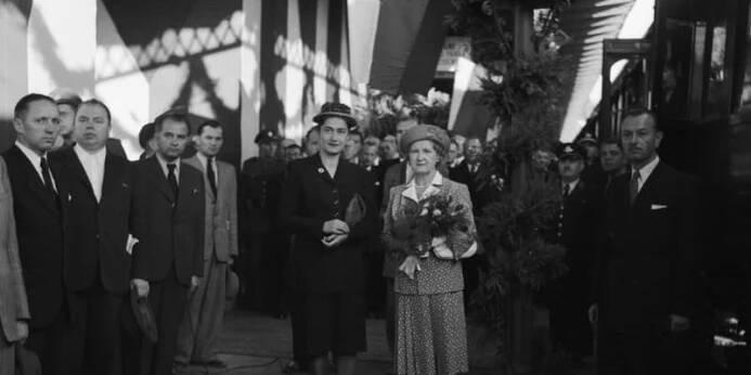 Magda Lokvencová-Husáková na snímku z roku 1947 s manželkou tehdejšího prezidenta Beneše Hanou.