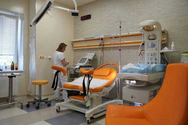 Porodnice Karlovy Vary. Karlovarská krajská nemocnice a porodnice a.s., Gynekologicko-porodnické oddělení: Sestřička připravující porodní sál.