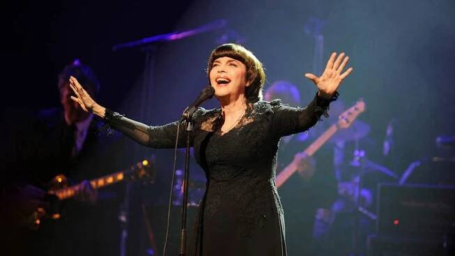 Šansoniérka Mireille Mathieu v Praze: Tleskala jí první dáma!