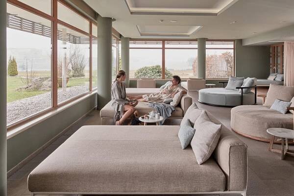Die Kunst des Faulenzens: Serienhighlights für dein Hotelzimmer - Travitude – das Falkensteiner Travel & Lifestyle-Magazin