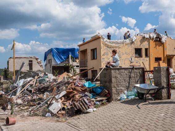 Aktualizováno: Po tornádu je zatím k demolici na sedm desítek domů | Zprávy | Tiscali.cz