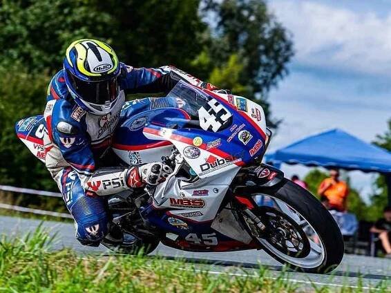 Ze závodů silničních motocyklů Dymokurský okruh