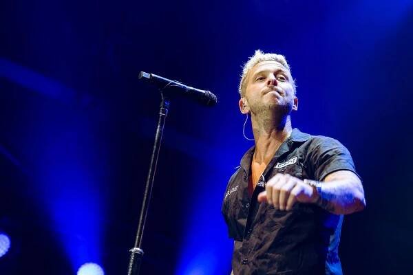 Colours of Ostrava zahájili Ewa Farna, Mirai a Štěpán Kozub s Jiřím Krhutem, večer nadchli OneRepublic