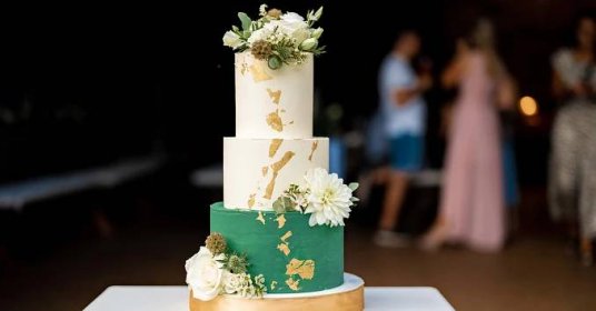 Třípatrový svatební dort ve smaragdové barvě