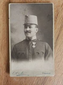 Foto na kartonu důstojník rakouské armády