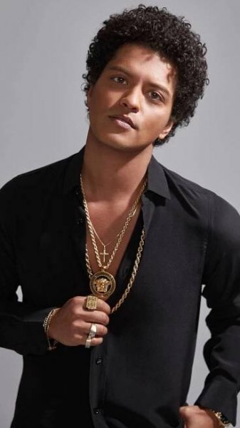 Pop superstar Bruno Mars rocks a bold Versace blazer Wallpaper