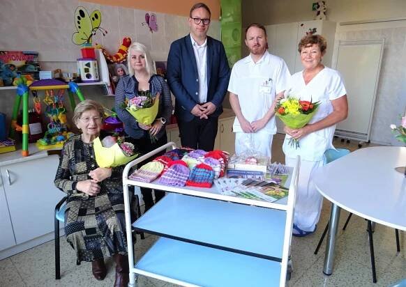 Malí pacienti z dětského oddělení dostanou krásné pletené čepičky - Slivenec