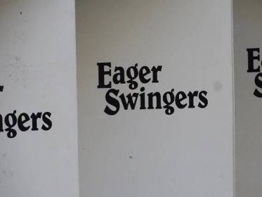 Eager Swingers. Výtěžek koncertu putoval na opravu školky zničené tornádem