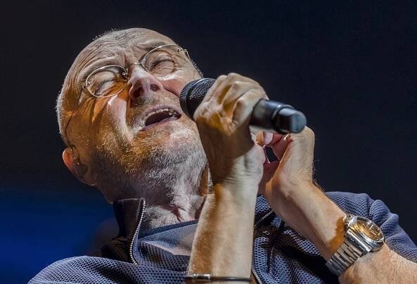 Phil Collins přiznal, že už jen stěží udrží bubenickou paličku. Jeho zdravotní stav se zhoršil