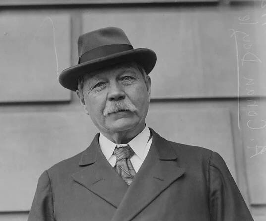 Sir Arthur Conan Doyle Biography - Childhood, Life Achievements & Timeline