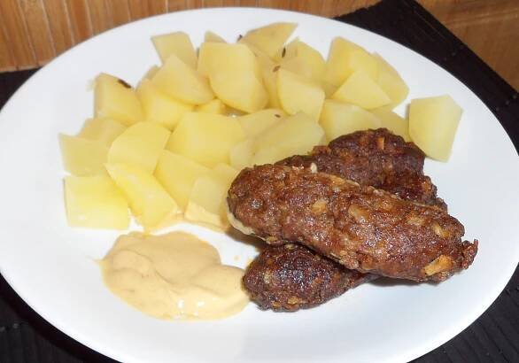 Recept: Čevapčiči s bramborem a hořčicí