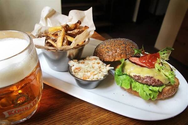 Peter's Burger Pub | SVOBODA & WILLIAMS