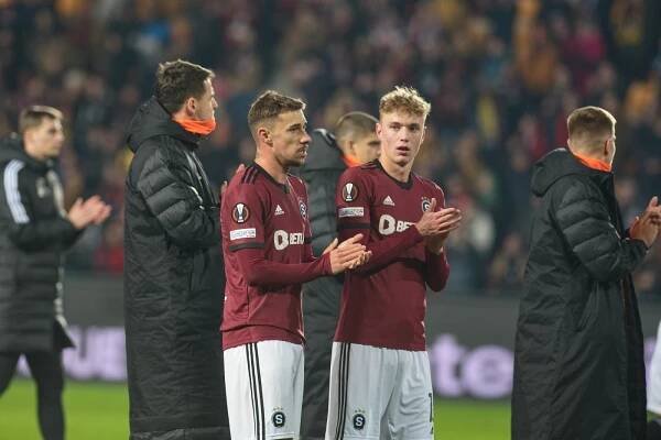 Sparta s Liverpoolem? Smutnější je jen pohled na Babiše v bruslích, perlil Bosák