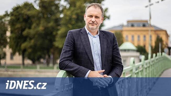 Senátor Holásek se vzdal funkcí na hradecké radnici, předešel tak odvolání - iDNES.cz