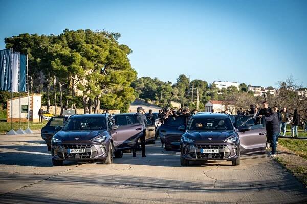 Fotbalisté FC Barcelona si převzali vozy značky Cupra