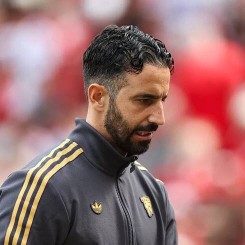 Man Utd sent clear message after 'lodging £61m transfer offer' - 'I'm staying'