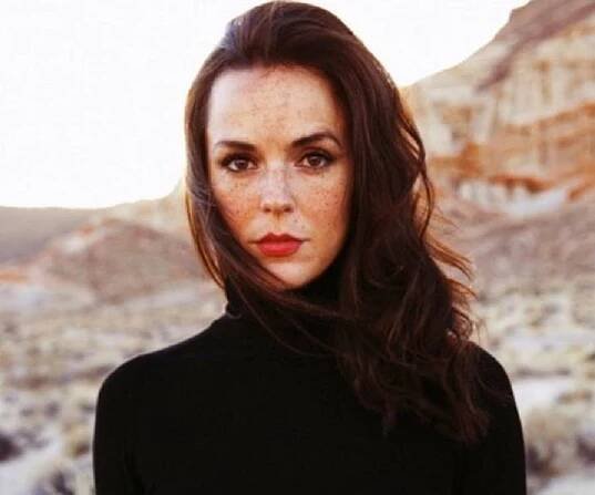 Erin Cahill Biography - Facts, Childhood, Family Life & Achievements