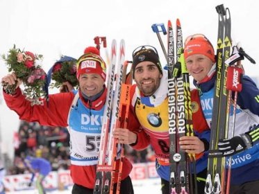 Martin Fourcade (uprostřed) ovládl na MS sprint. Druhý skončil Ole Einar Björndalen, bronz bral Sergej Semenov.
