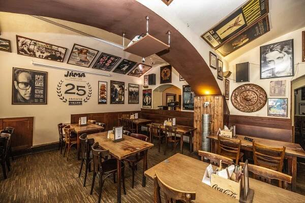 Šťavnatý burger s domácími hranolky a salátem a degustace 6 piv pro 1 i 2 osoby