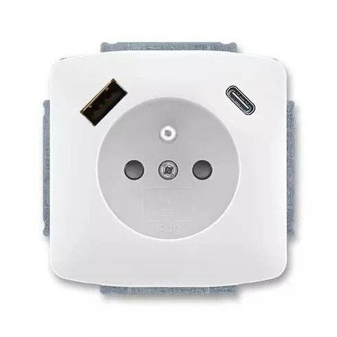 Tango® zásuvka jednonásobná s kolíkem, clonkami a nabíjením USB-A, USB-C 5569A-A32357 B bílá ABB