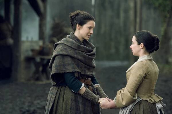 Cizinka - Lišákovo doupě - Z filmu - Caitríona Balfe, Laura Donnelly