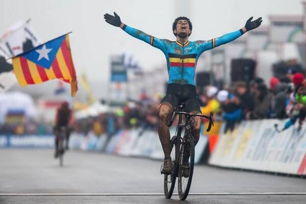 Wout van Aert slaví titul mistra světa