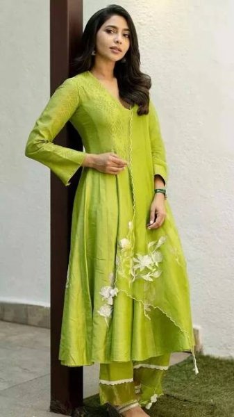 Aishwarya Lekshmi shines in traditional outfits