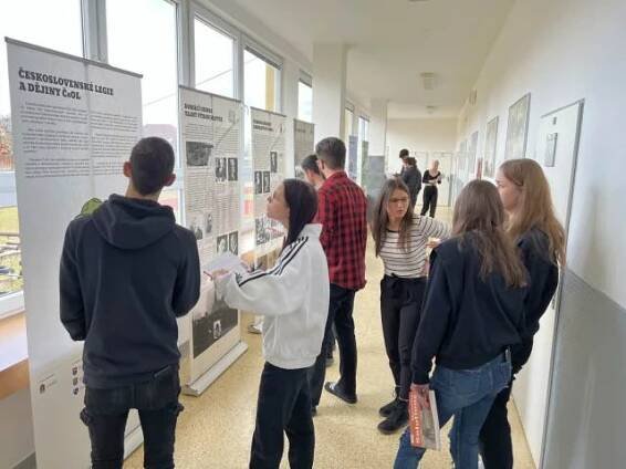 Žáci navštívili výstavu věnovanou československým legiím | Aktuality ze školy | ZŠG Vítkov