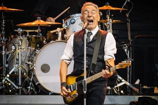 Recenze: Bruce Springsteen přivolal déšť a kritizoval Trumpa