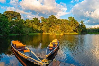 kánoe při západu slunce v amazonském deštném pralese - ekvádor - stock snímky, obrázky a fotky